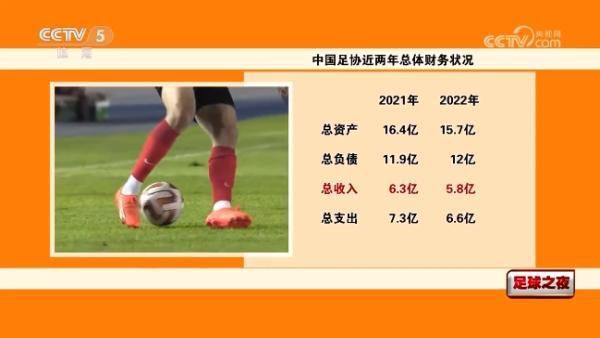 那狱警见她这副惨样，浑身是伤，连门牙都掉了两颗，心里也不由暗暗惊讶。